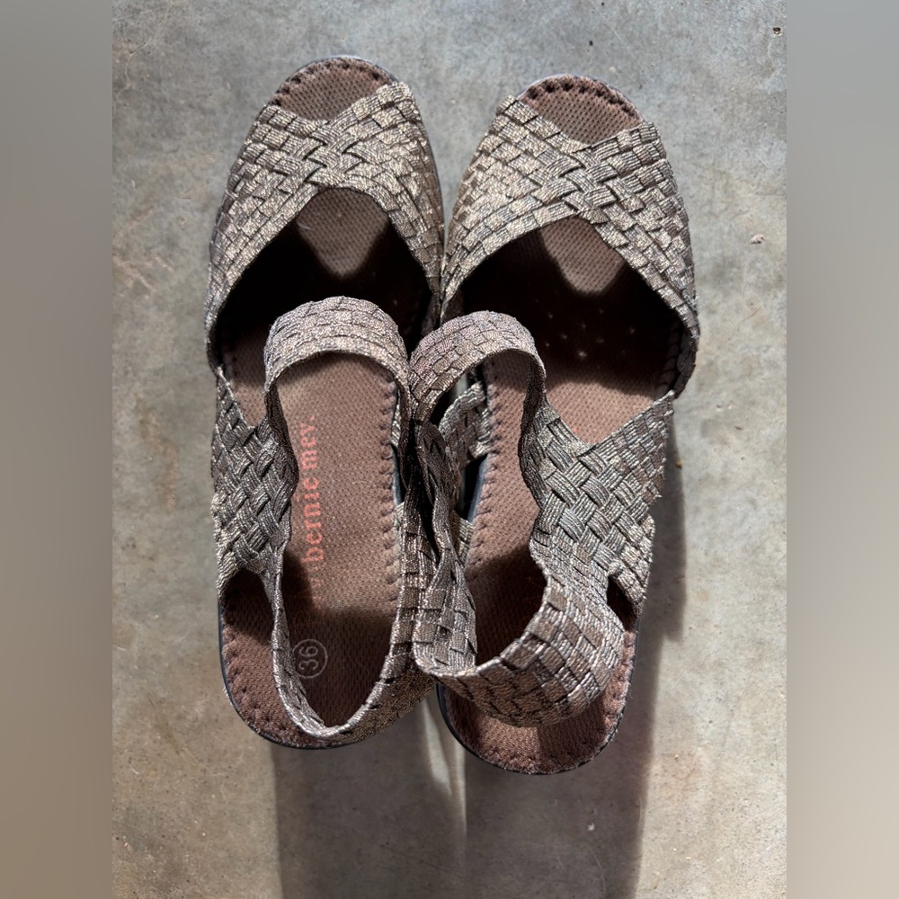 bernie mev. Taupe Wedges